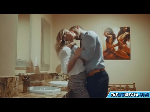 ❤️ Том биетэй шаргал үст таныг нийтийн бие засах газар уруу татах үед ❌ Порно mn.verhentai.ru